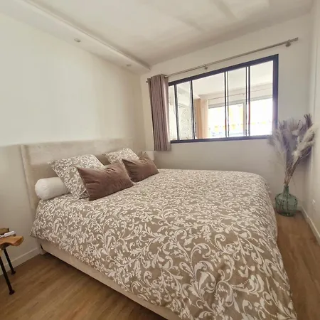 Апартаменти Elegant 2-room With Panoramic Sea View & Pool